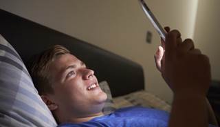 E-Readers May Disrupt Circadian Rhythm E-Readers May Disrupt Circadian Rhythm
