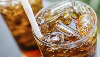 The risk of end-stage renal disease was 83% higher for those who drank more than 7 glasses of diet soft drinks weekly. The risk of end-stage renal disease was 83% higher for those who drank more than 7 glasses of diet soft drinks weekly.